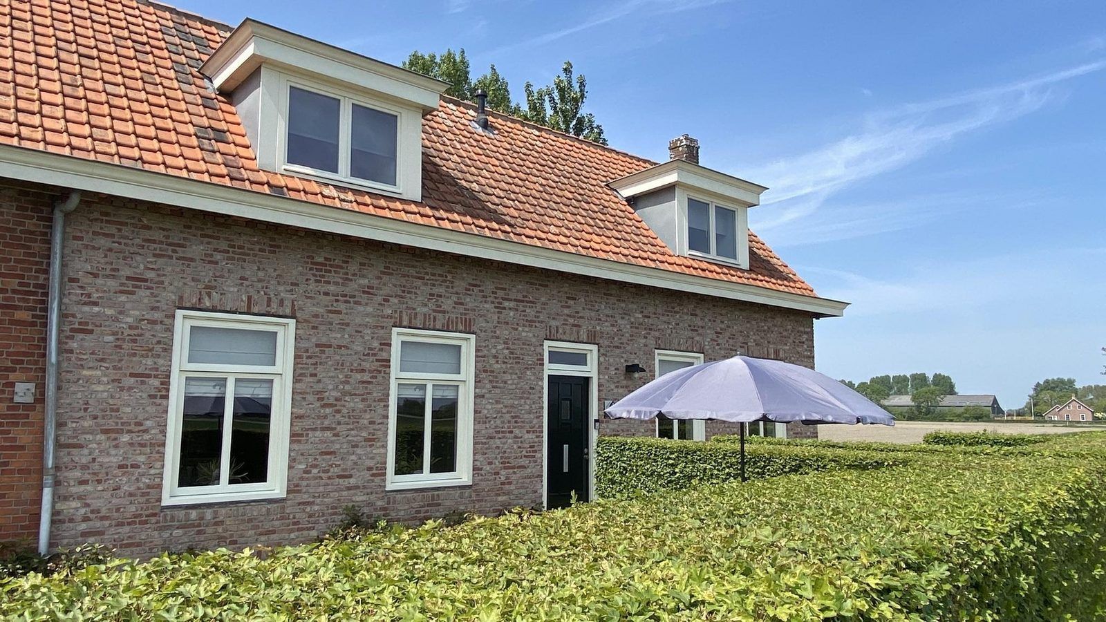 VZ833 Ferienhaus Oostkapelle, charmantes Ferienhaus in Walcheren, Zeeland mit sonniger Terrasse und gruener Umgebung.
