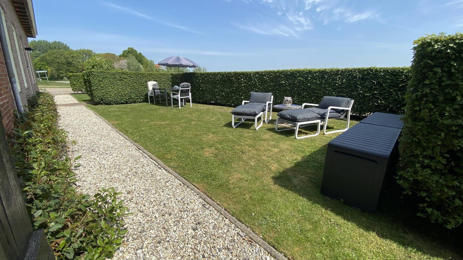 VZ833 Ferienhaus Oostkapelle, gemuetlicher Garten mit Liegestuehlen im Ferienhaus Walcheren, Zeeland.