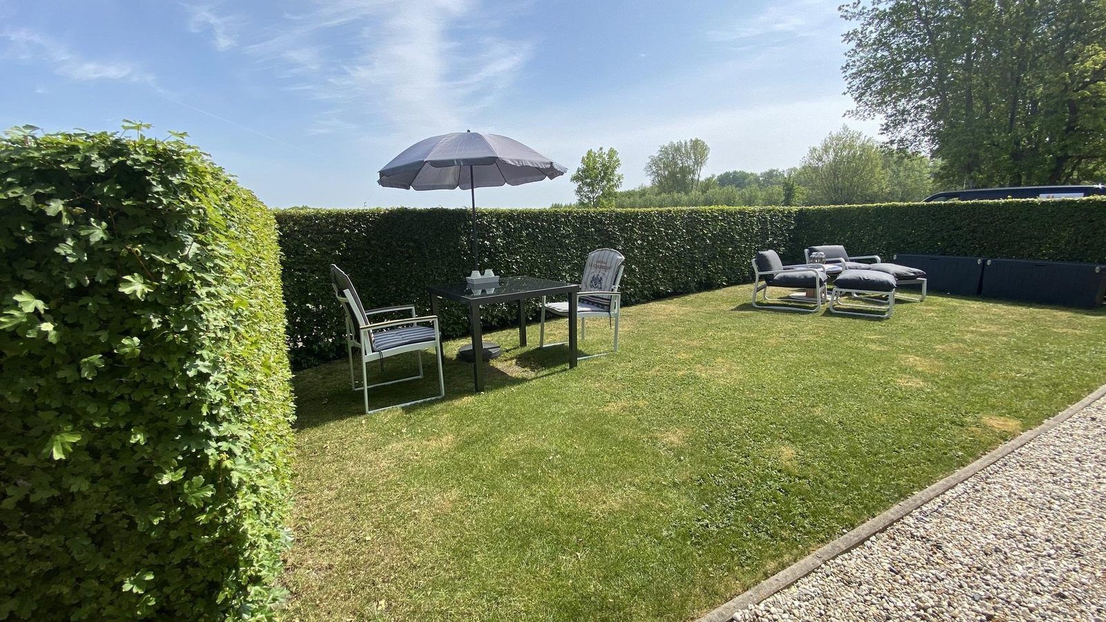 VZ833 Ferienhaus Oostkapelle, Sonnenterrasse mit Sonnenschirm im Ferienhaus Walcheren, Zeeland.