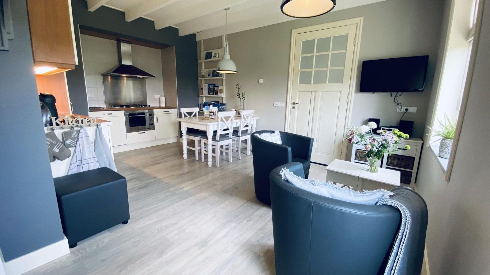 VZ833 Ferienhaus Oostkapelle, moderne Kueche und Essbereich im Ferienhaus Walcheren, Zeeland.