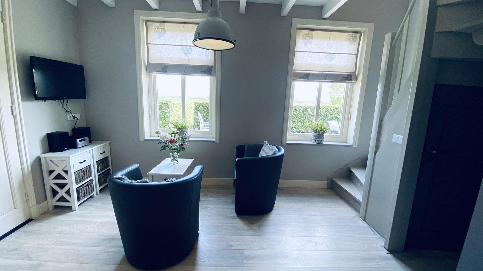 VZ833 Ferienhaus Oostkapelle, helles Wohnzimmer mit bequemen Stuehlen im Ferienhaus Walcheren, Zeeland.