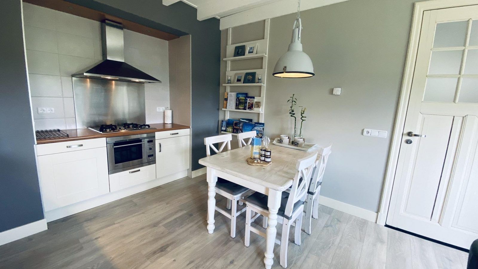 VZ833 Ferienhaus Oostkapelle, Esstisch und Kuechenzeile im Ferienhaus Walcheren, Zeeland.