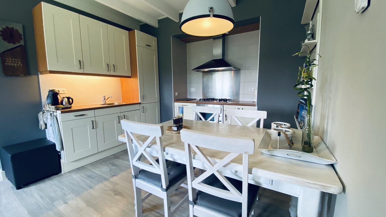 VZ833 Ferienhaus Oostkapelle, geraeumige Kueche mit modernen Geraeten im Ferienhaus Walcheren, Zeeland.