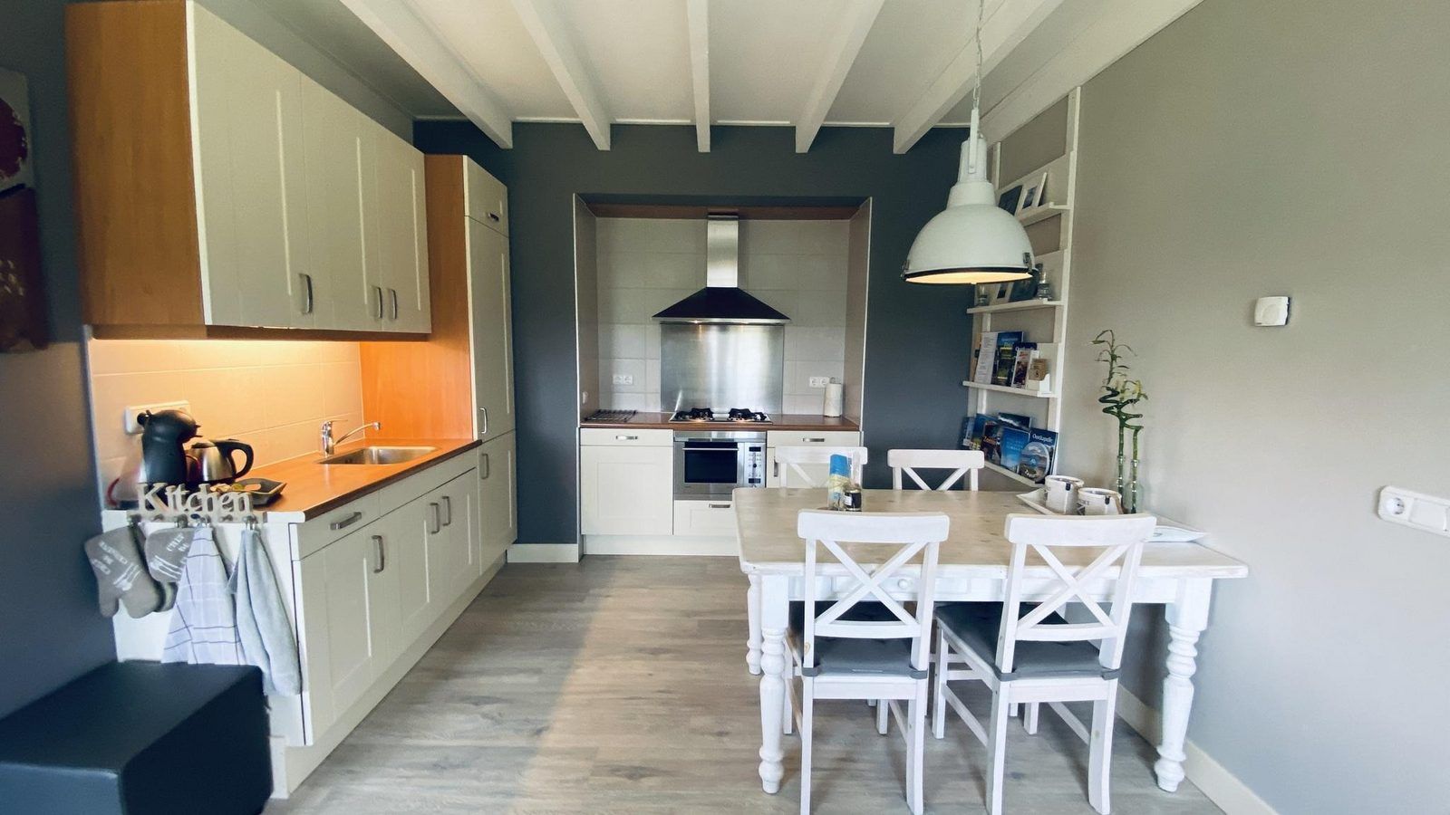 VZ833 Ferienhaus Oostkapelle, attraktive Kueche und Essbereich im Ferienhaus Walcheren, Zeeland.