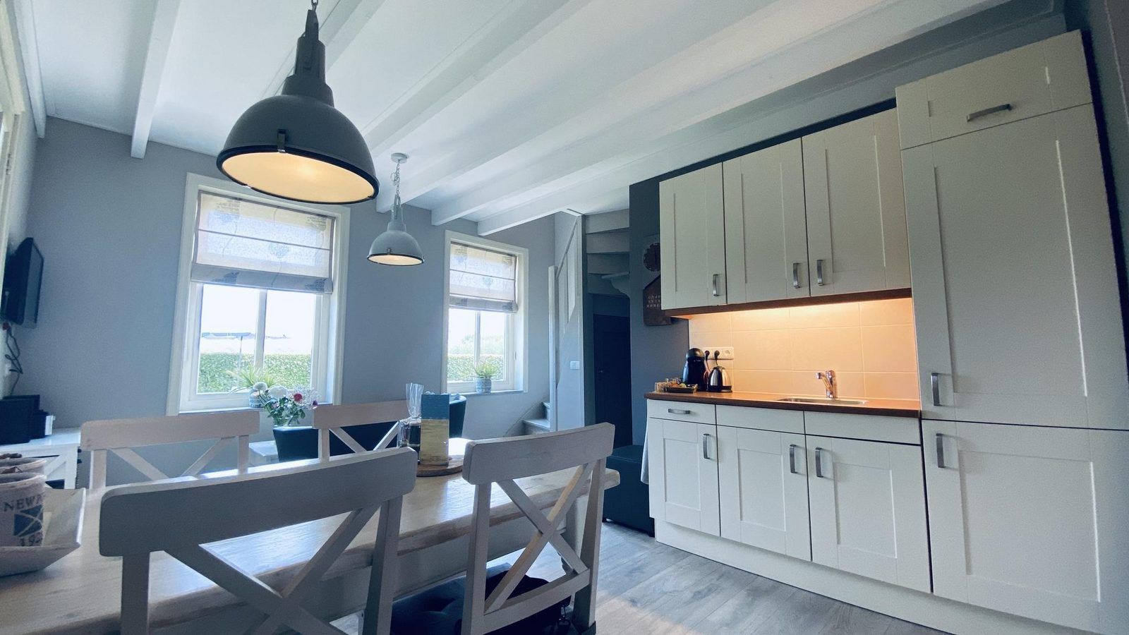 VZ833 Ferienhaus Oostkapelle, stilvolle Kueche mit Sitzecke im Ferienhaus Walcheren, Zeeland.