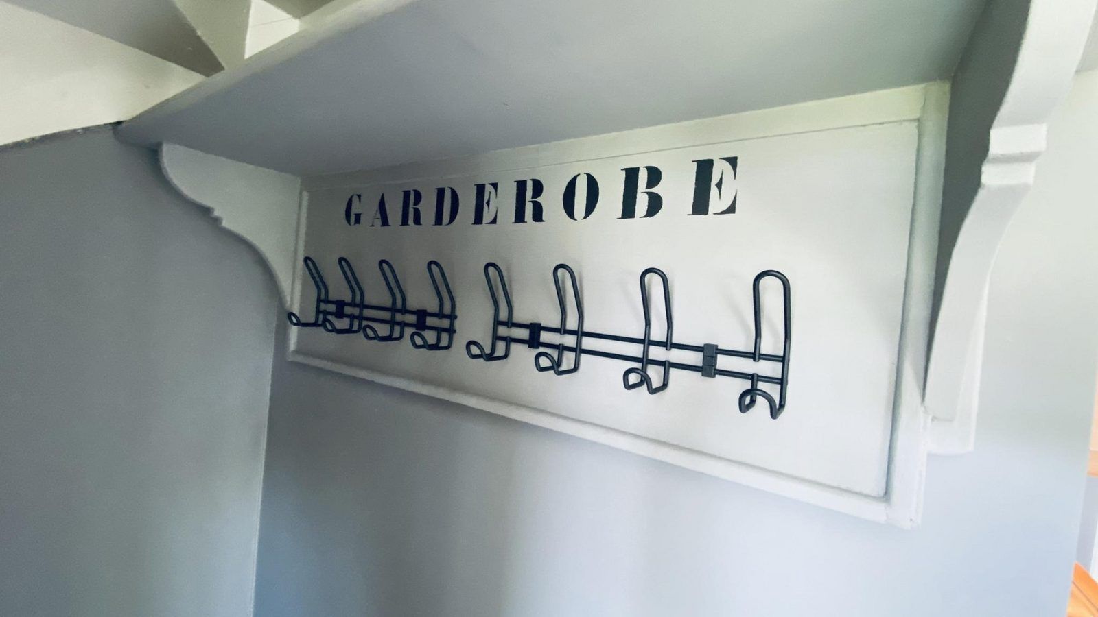 VZ833 Ferienhaus Oostkapelle, Kleiderschrank mit Garderobe im Ferienhaus Walcheren, Zeeland.