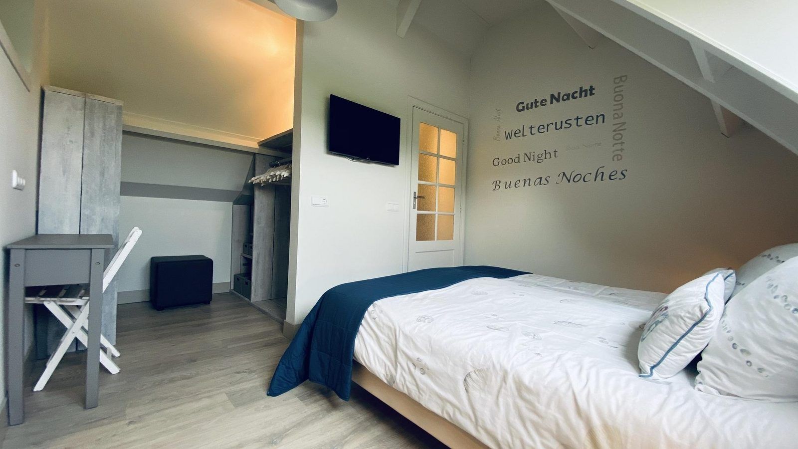 VZ833 Ferienhaus Oostkapelle, gemuetliches Schlafzimmer mit Wanddekoration im Ferienhaus Walcheren, Zeeland.