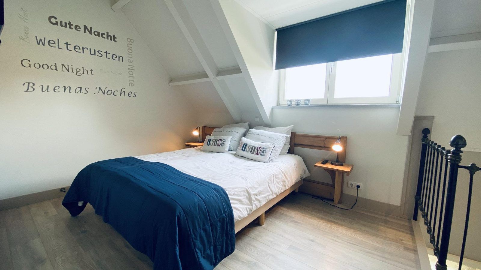VZ833 Ferienhaus Oostkapelle, helles Schlafzimmer mit grossem Bett im Ferienhaus Walcheren, Zeeland.