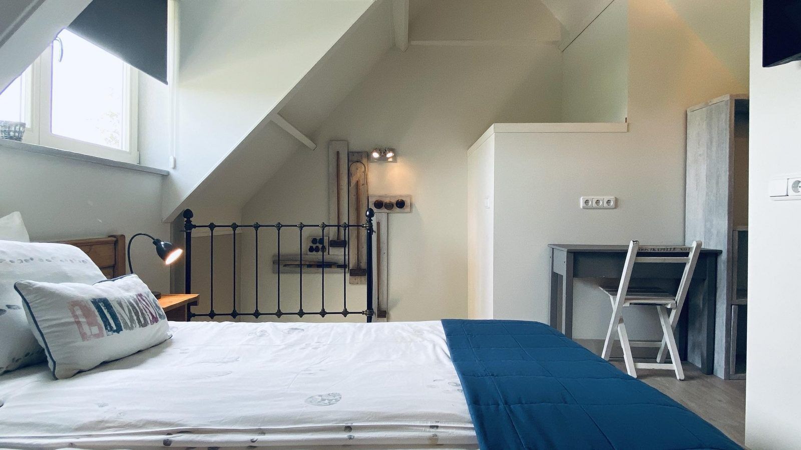 VZ833 Ferienhaus Oostkapelle, Schlafzimmer mit Schreibtisch und Stuhl in Ferienhaus Walcheren, Zeeland.