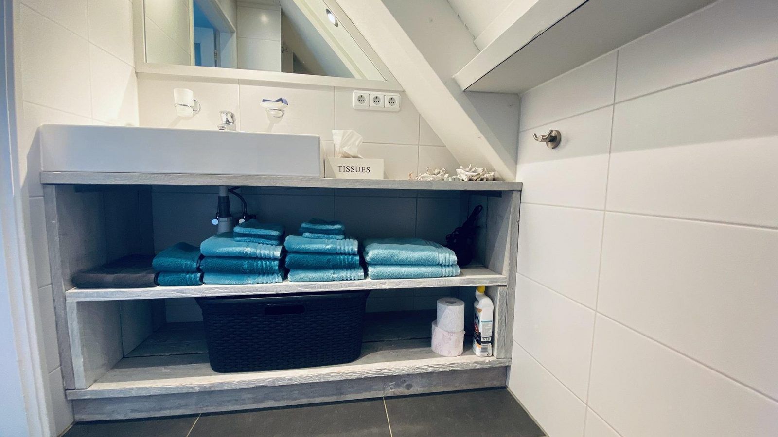 VZ833 Ferienhaus Oostkapelle, modernes Badezimmer mit Handtuechern im Ferienhaus Walcheren, Zeeland.