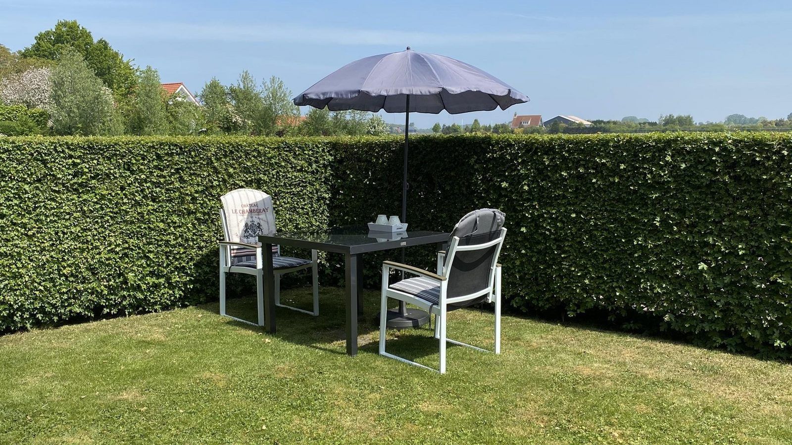 VZ833 Ferienhaus Oostkapelle, intime Gartenecke mit Tisch und Stuehlen im Ferienhaus Walcheren, Zeeland.