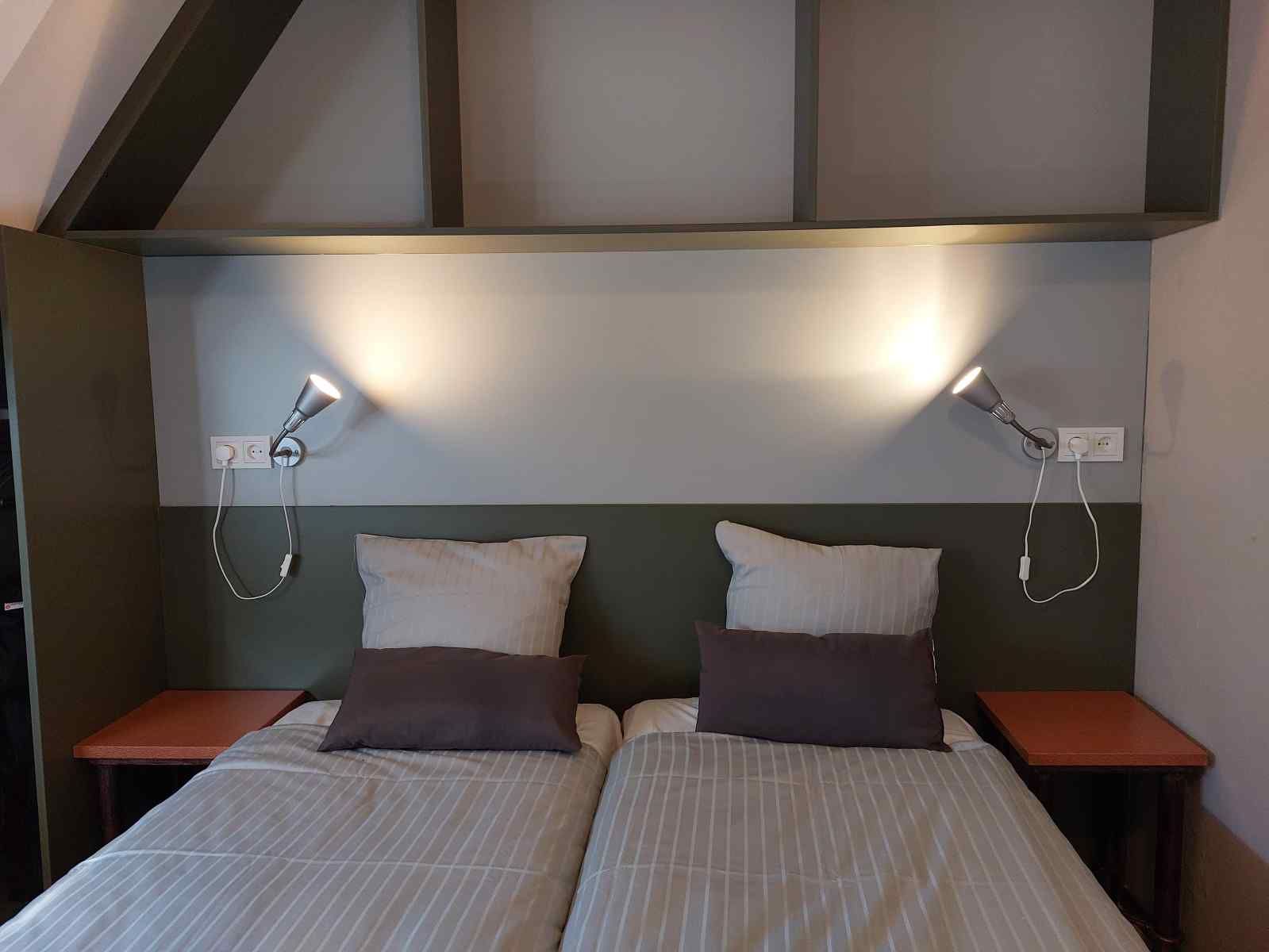 Modernes Badezimmer im Ferienhaus ZE320 in Oostkapelle, Walcheren, mit luxurioeser Regendusche.