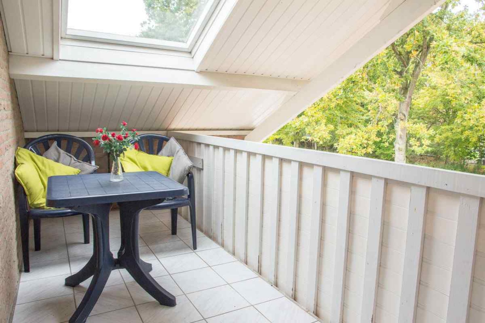 Schlafzimmer mit zwei Betten im Ferienhaus ZE320 in Oostkapelle, Walcheren, fuer einen erholsamen Schlaf.