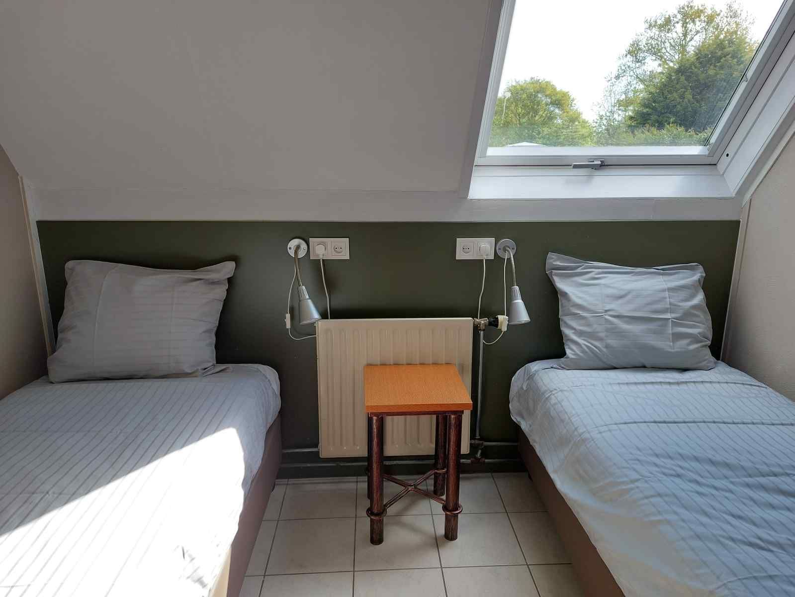 Gemuetliches Einzelzimmer im Ferienhaus ZE320 in Oostkapelle, Walcheren, mit Blick auf die Natur.