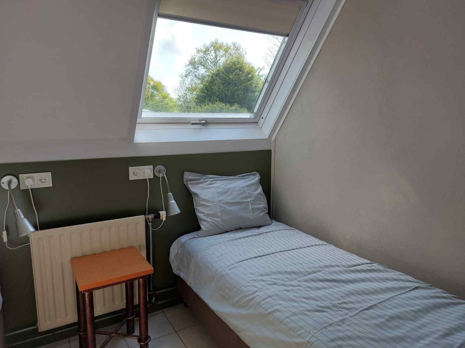 Spielplatz mit Rutsche im Garten des Ferienhauses ZE320 in Oostkapelle, Walcheren, fuer Kinder.