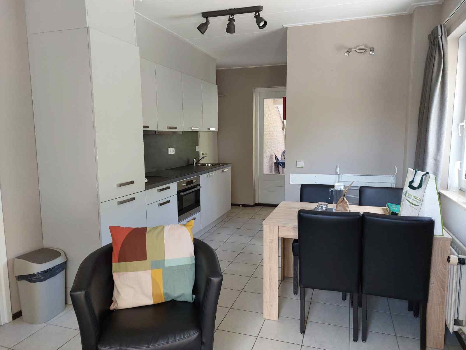 Esszimmer im Ferienhaus ZE320 in Oostkapelle, Walcheren, mit einer gemuetlichen Essecke fuer vier Personen.