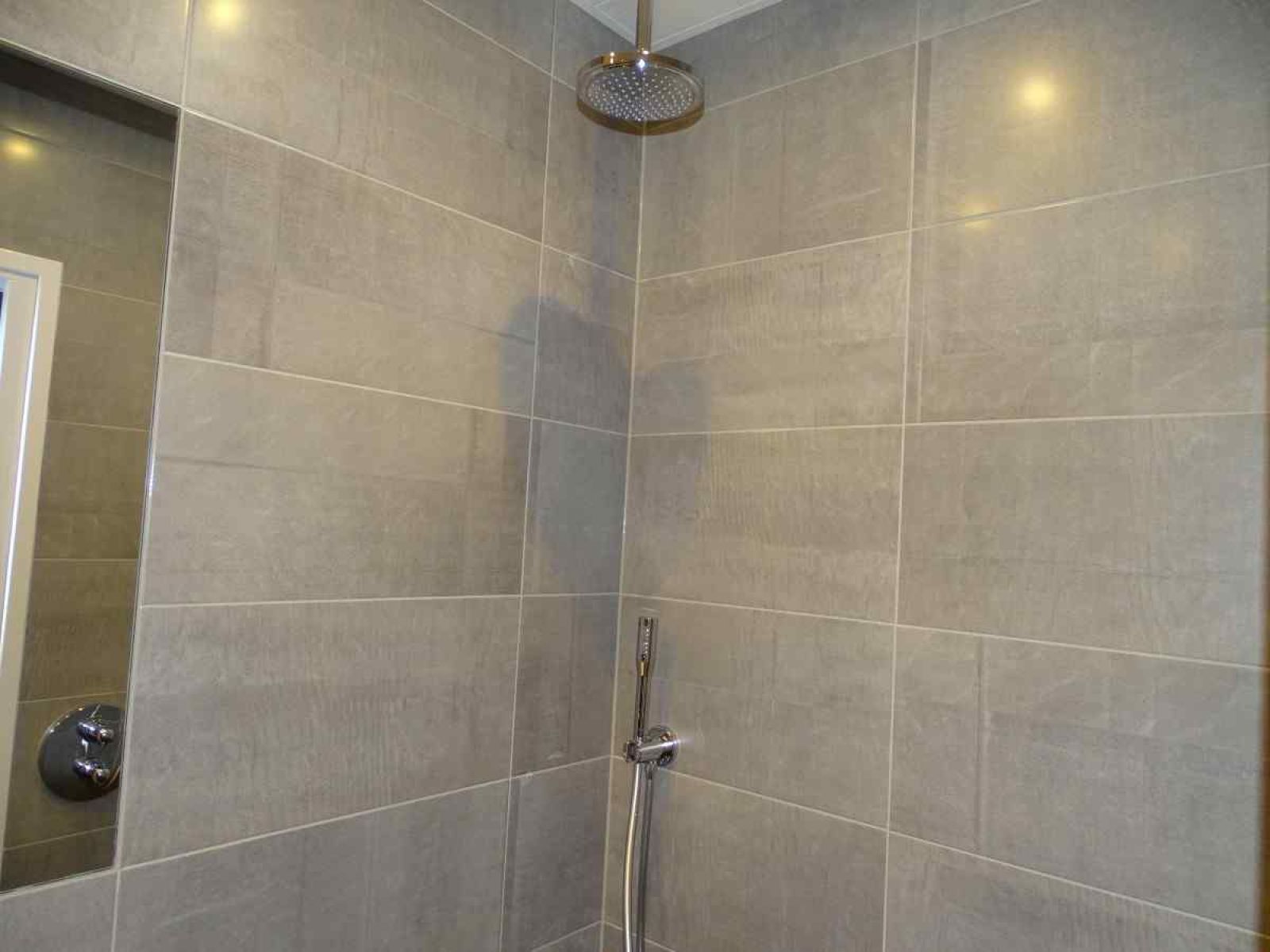 Gemuetliche Essecke im Ferienhaus ZE320 in Oostkapelle, Walcheren, mit Blick auf den Garten.