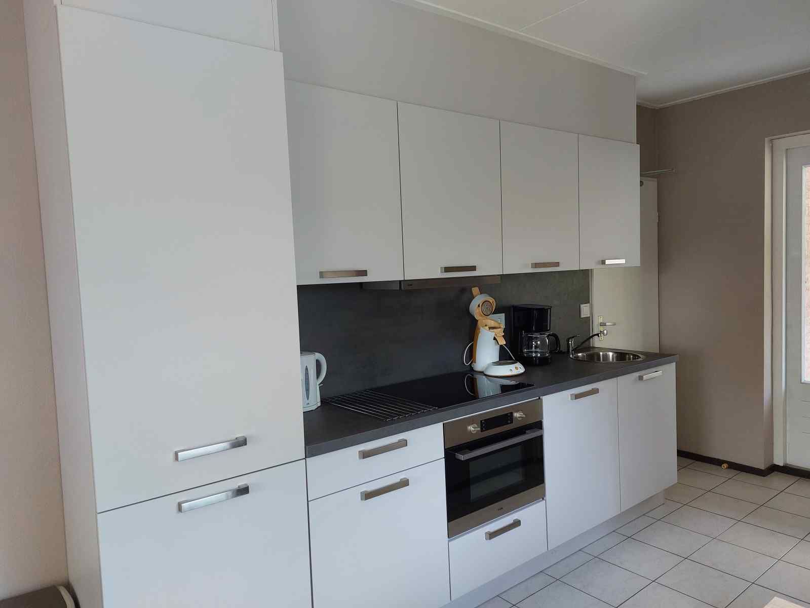 Kueche mit Blick auf die Veranda im Ferienhaus ZE320 in Oostkapelle, Walcheren, fuer optimalen Komfort.