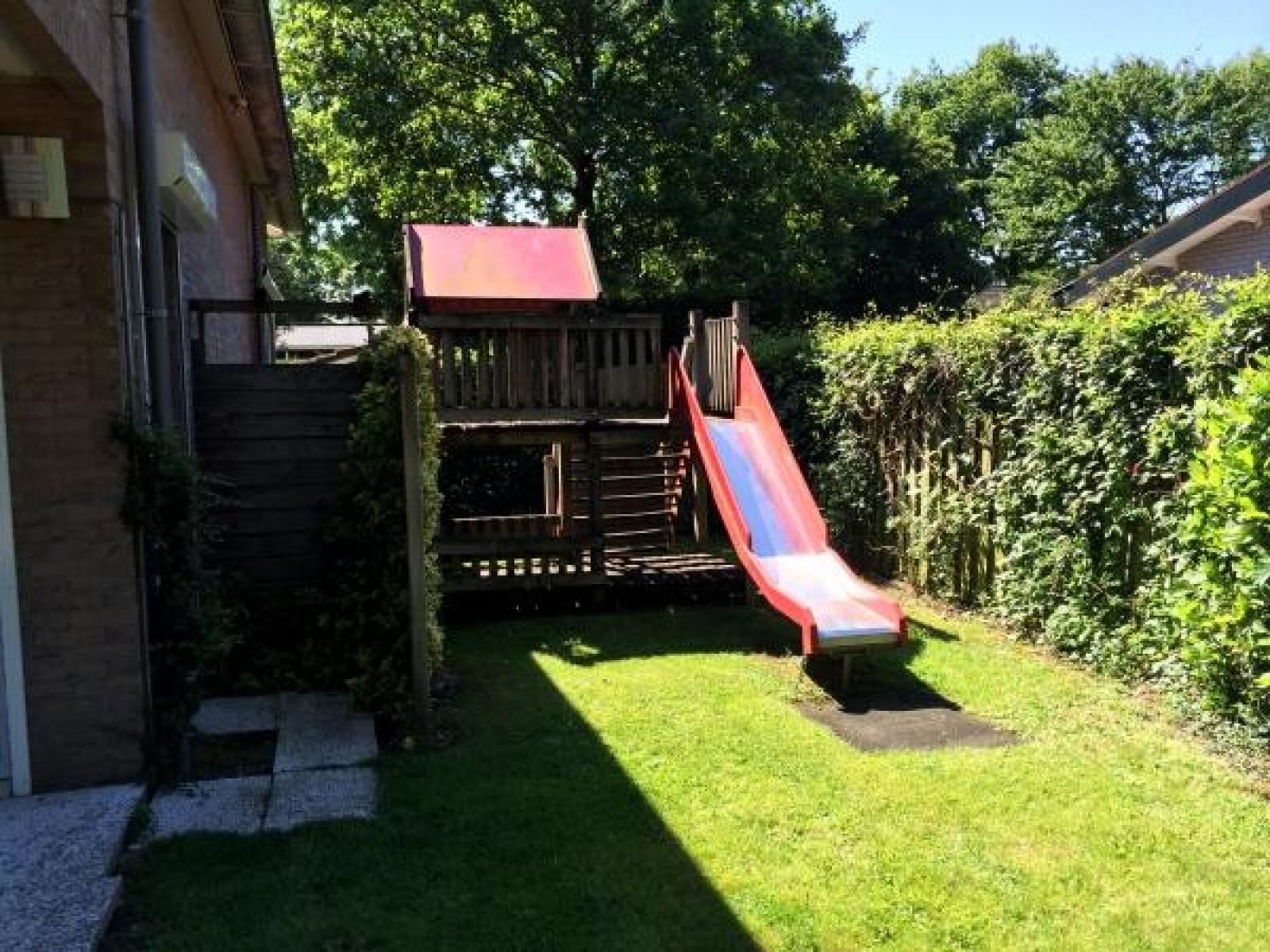 Doppelzimmer im Ferienhaus ZE320 in Oostkapelle, Walcheren, mit Blick auf die gruene Umgebung.