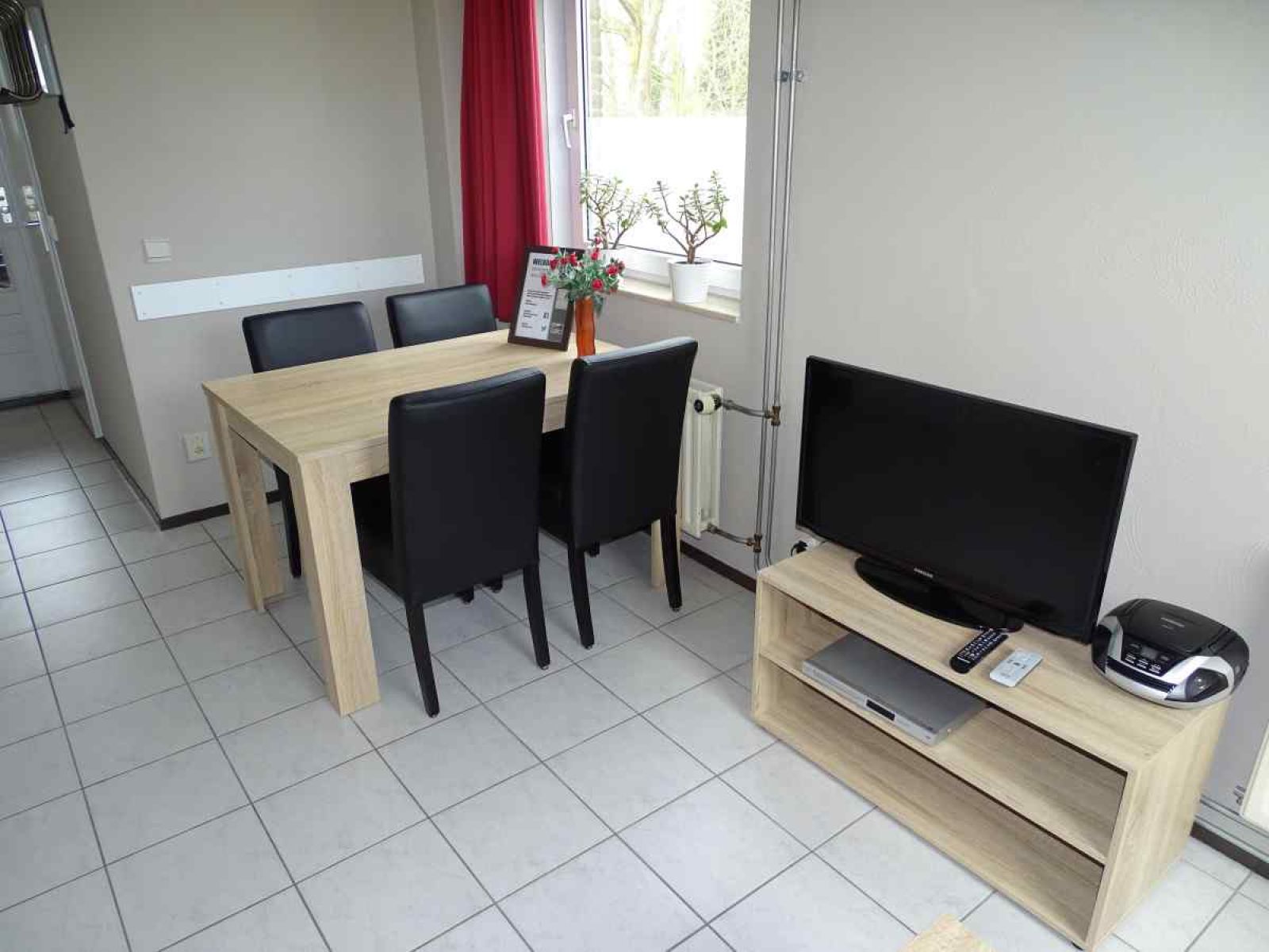 Helles Wohnzimmer im Ferienhaus ZE320 in Oostkapelle, Walcheren, mit bequemen Sitzgelegenheiten.