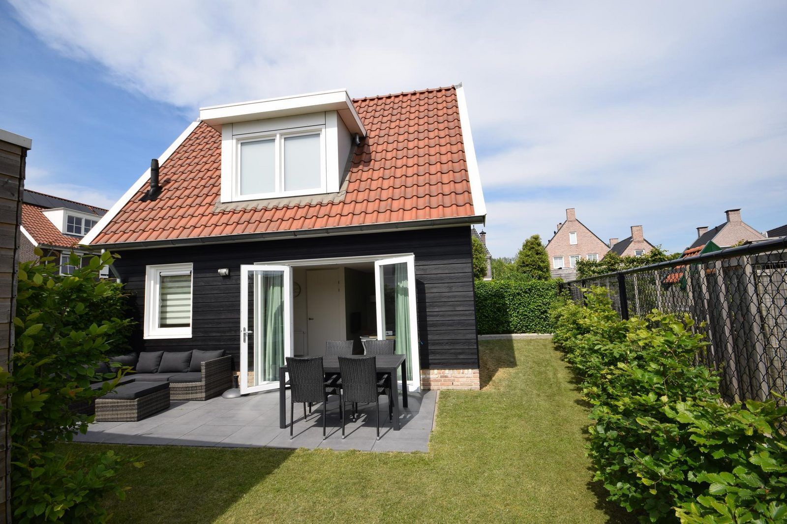 Vorderansicht von VZ1078 Ferienhaus in Oostkapelle, Walcheren, Zeeland mit sonniger Terrasse.
