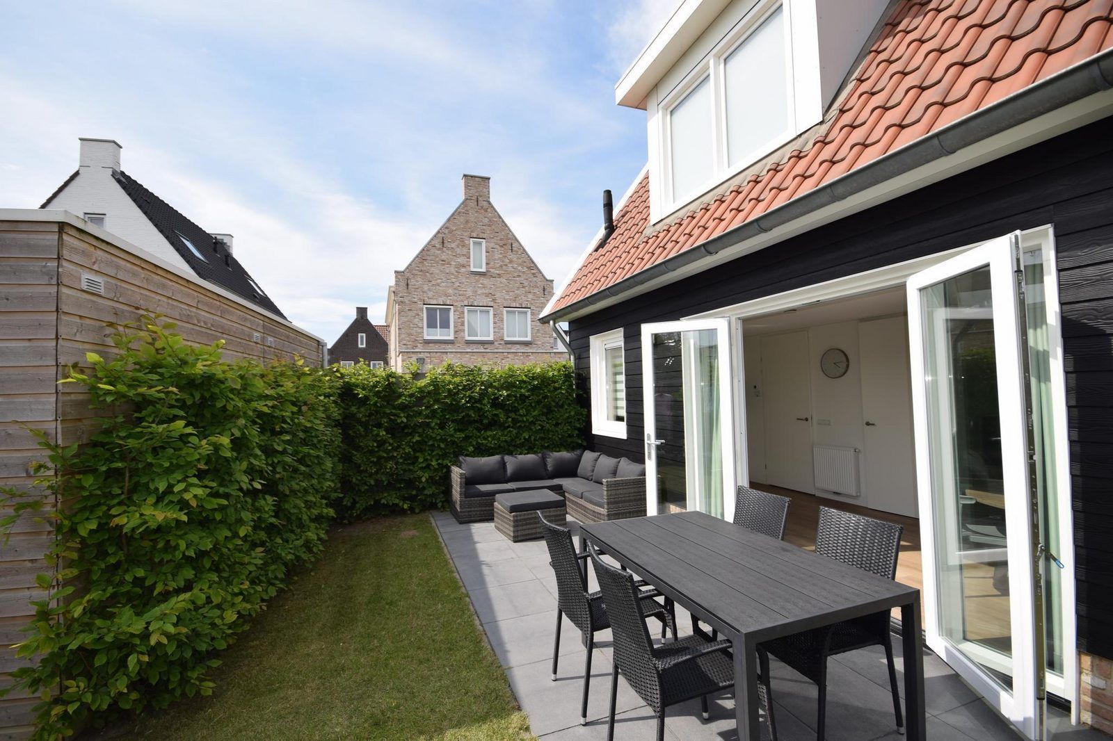 Seitenansicht von VZ1078 Ferienhaus in Oostkapelle mit grossem Garten und Sitzecke.