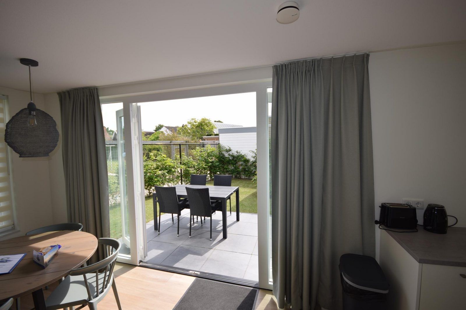 Blick vom Wohnzimmer des Ferienhauses VZ1078 in Oostkapelle auf den Garten.