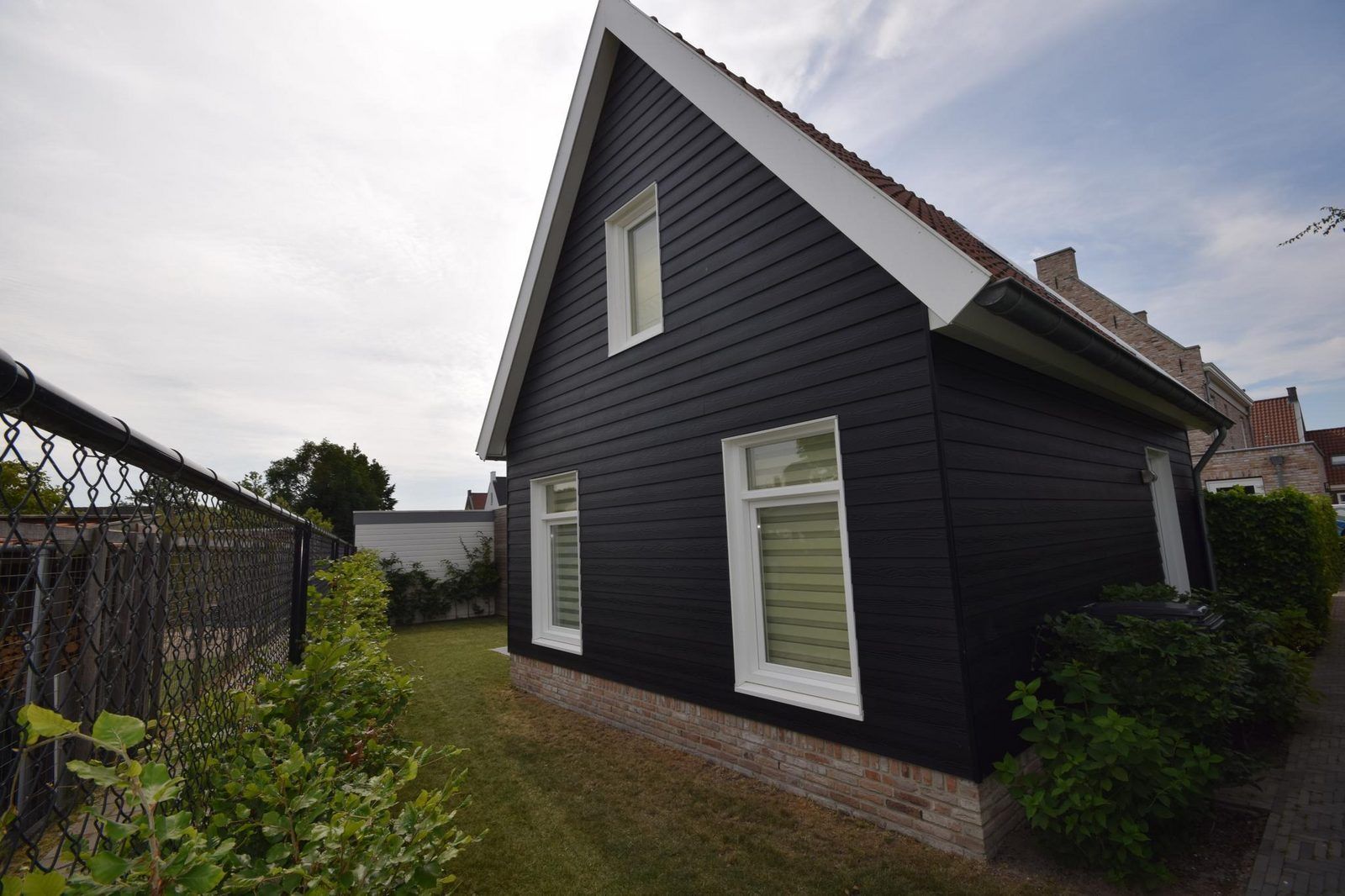 Seite von VZ1078 Ferienhaus in Oostkapelle, Walcheren, mit gruenem Garten.