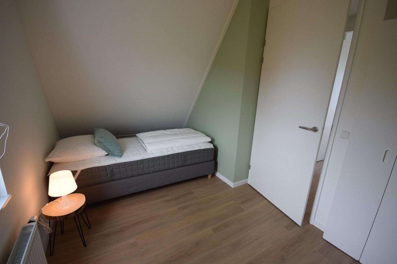 Doppelzimmer mit Nachtlicht im Ferienhaus VZ1078 in Oostkapelle.