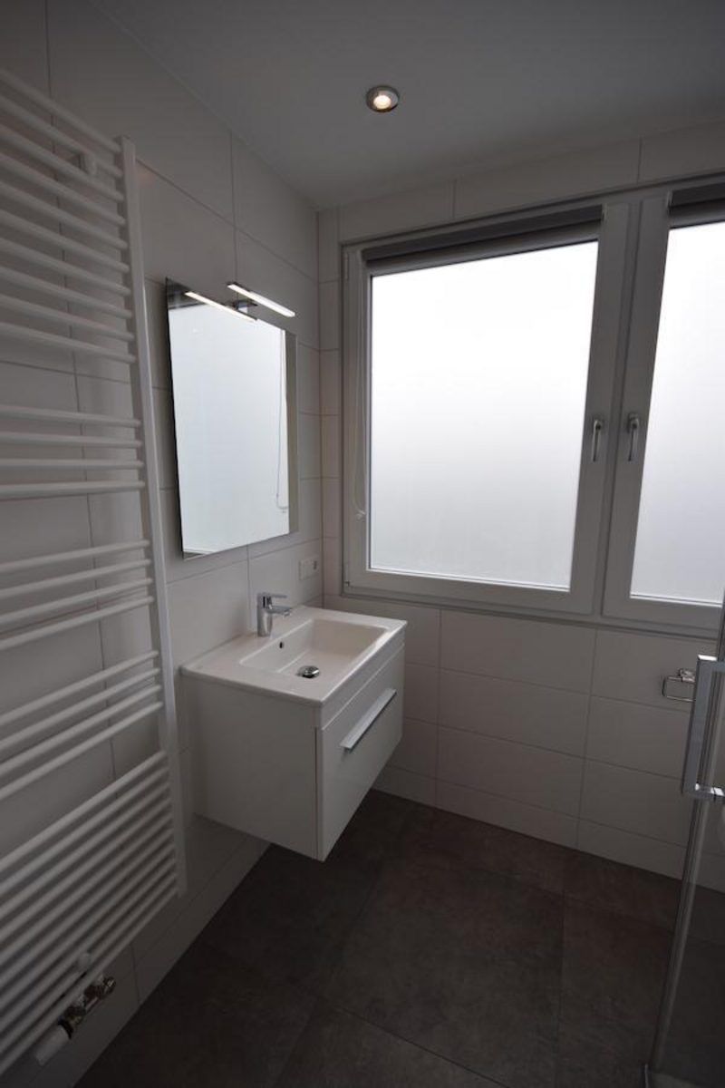 Modernes Badezimmer mit Dusche im Ferienhaus VZ1078 in Oostkapelle, Zeeland.