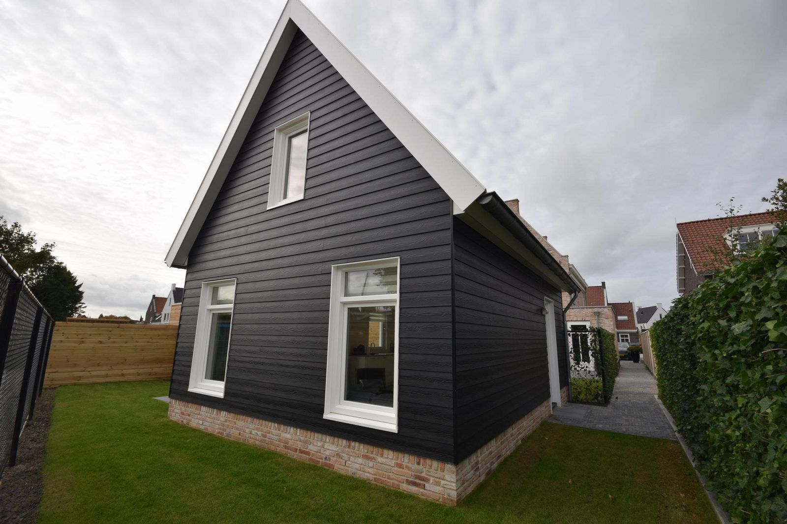 Rueckseite von VZ1078 Ferienhaus in Oostkapelle mit gruener Umgebung.