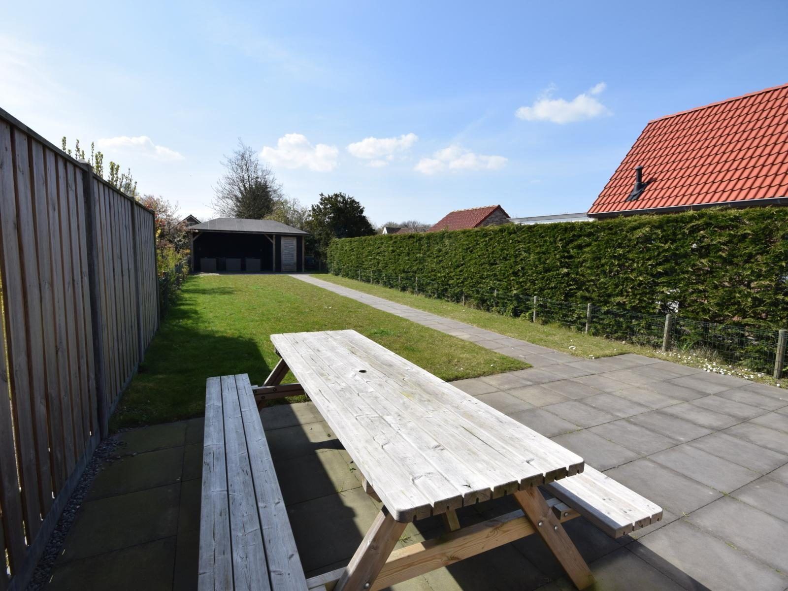 Picknicktisch auf der Terrasse des Ferienhauses VZ1162 in Oostkapelle, Walcheren.
