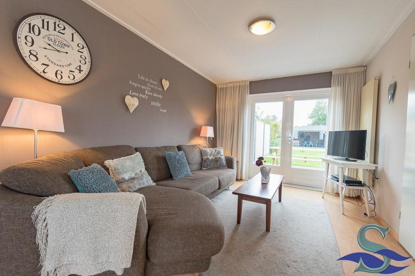 Gemuetliches Wohnzimmer des Ferienhauses VZ1162 in Oostkapelle, Walcheren mit bequemem Sofa.