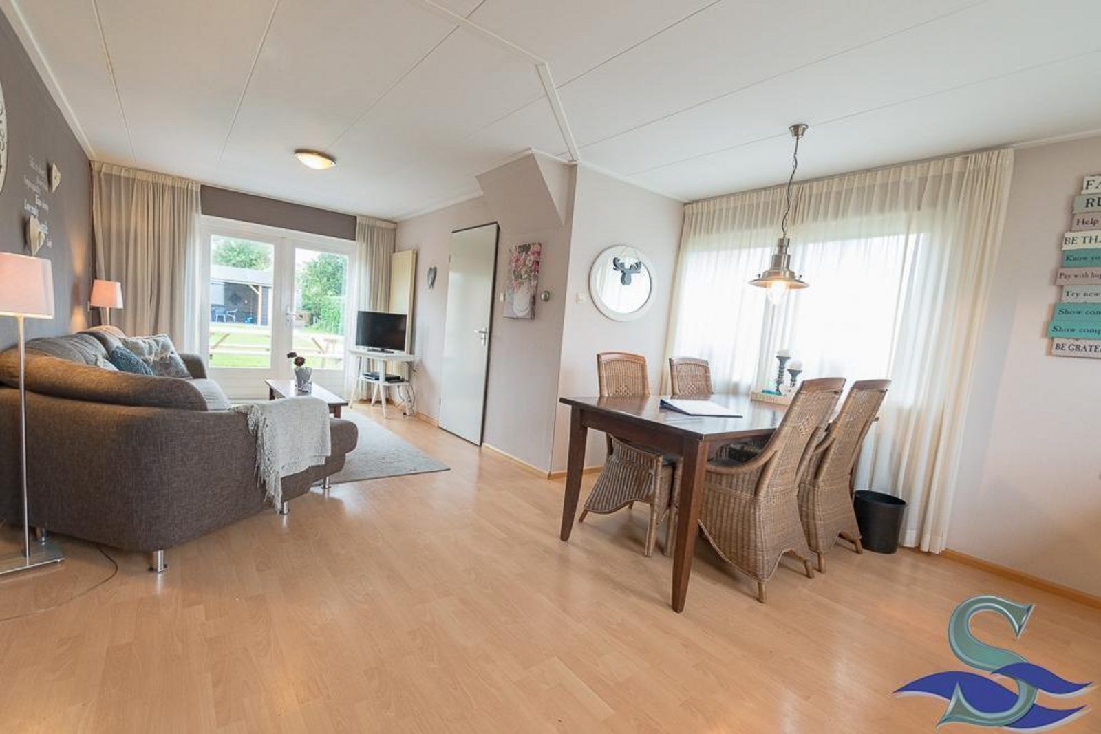 Essecke in VZ1162 Ferienhaus in Oostkapelle, Walcheren mit viel natuerlichem Licht.