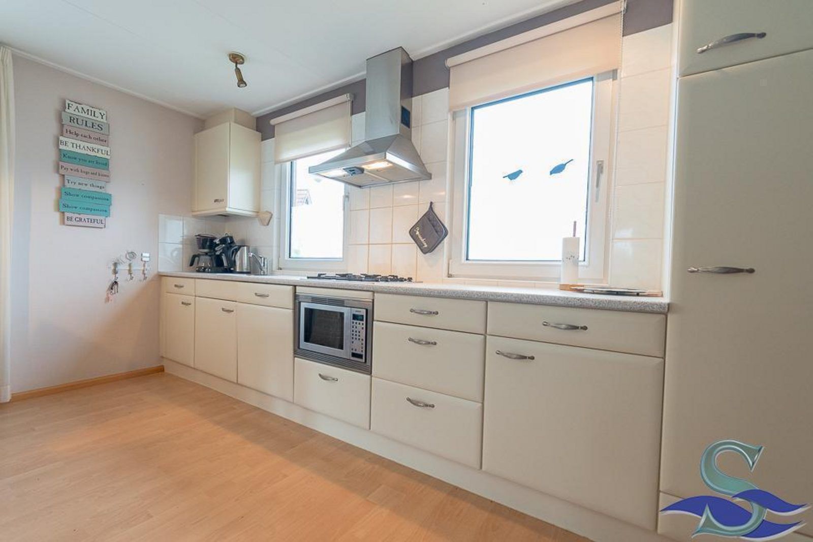 Geraeumige Kueche in VZ1162 Ferienhaus in Oostkapelle, Walcheren mit modernen Geraeten.