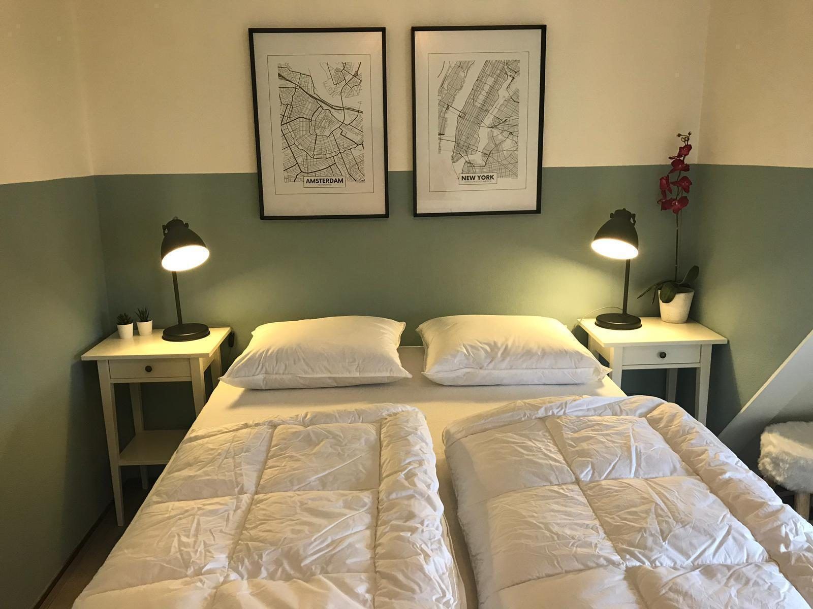 Gemuetliches Schlafzimmer in VZ1162 Ferienhaus in Oostkapelle, Walcheren mit Doppelbett.