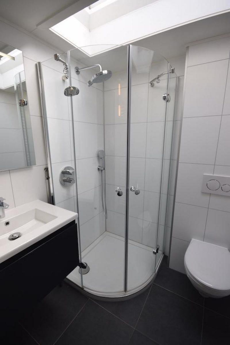 Modernes Badezimmer in VZ1162 Ferienhaus in Oostkapelle, Walcheren mit Glasdusche.