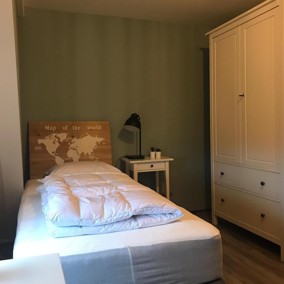 Schlafzimmer in VZ1162 Ferienhaus in Oostkapelle, Walcheren mit Kopfteil mit Weltkarte.