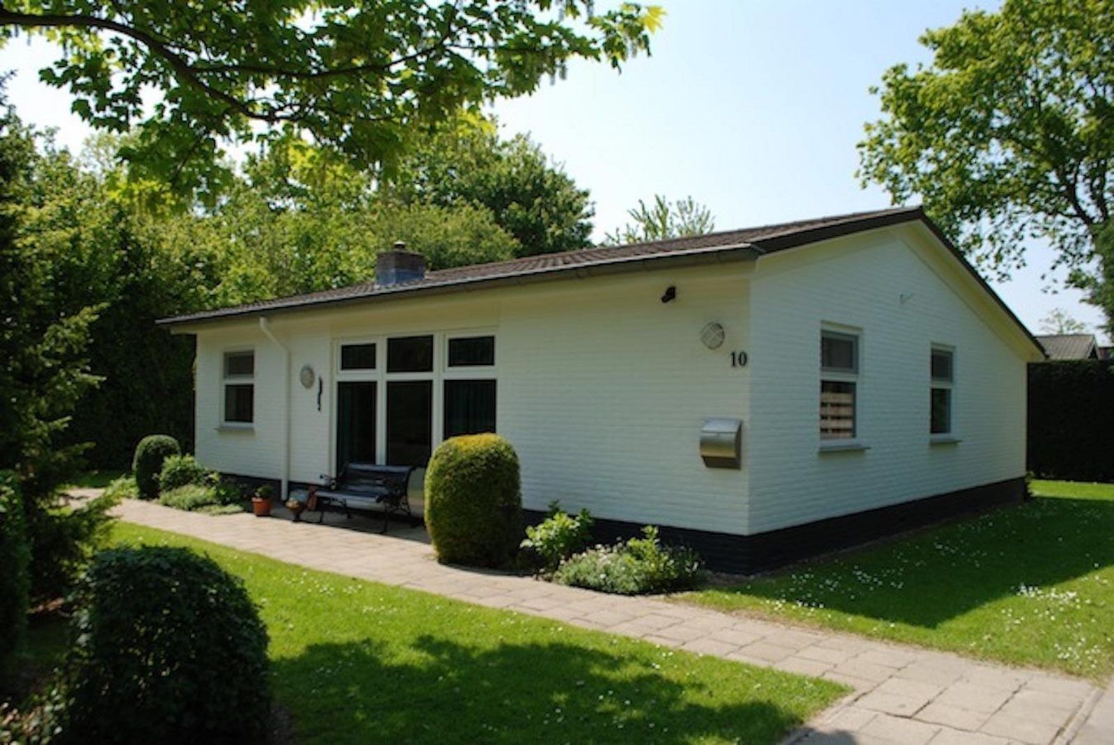 VZ1163 Holiday bungalow in Oostkapelle, Walcheren, Zeeland with sunny garden and green surroundings.