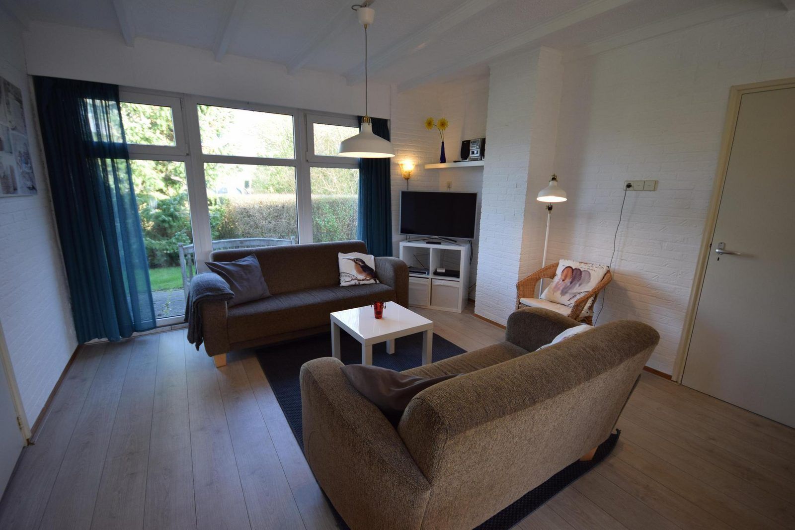 VZ1163 Holiday bungalow in Oostkapelle, Walcheren, Zeeland, bright living room overlooking the garden.