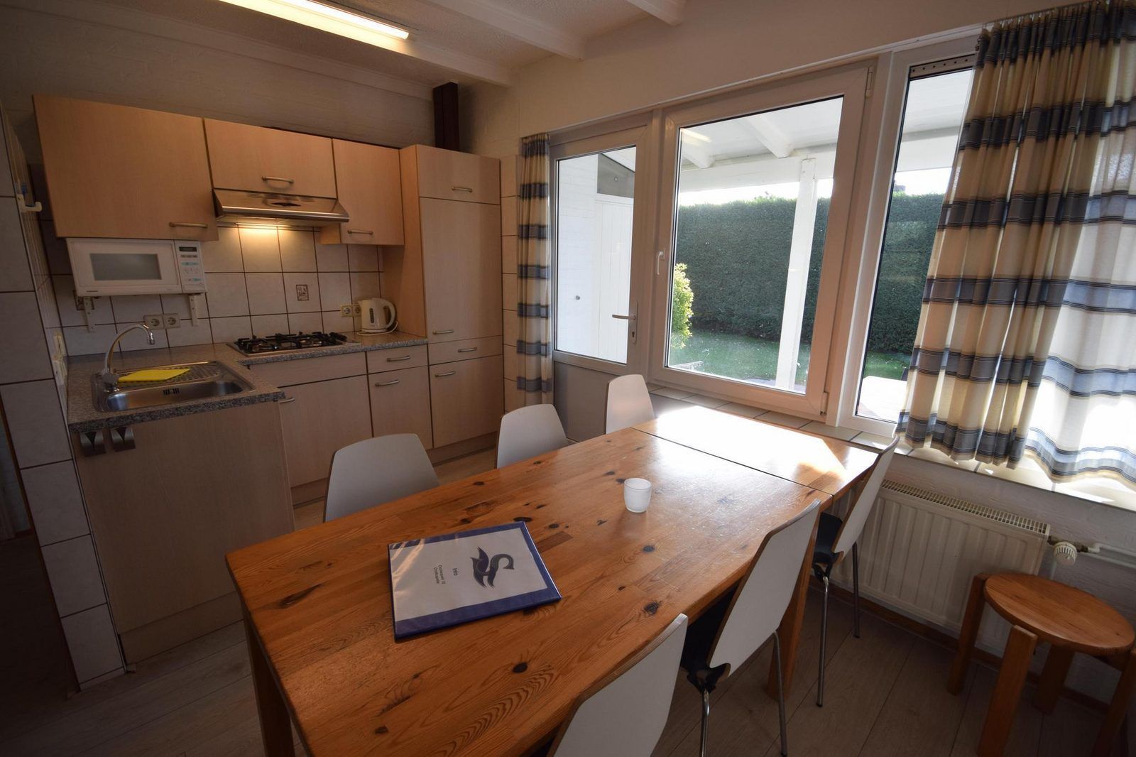 Dining area and kitchen in VZ1163 Holiday bungalow in Oostkapelle, Walcheren, Zeeland, ideal for family dinners.