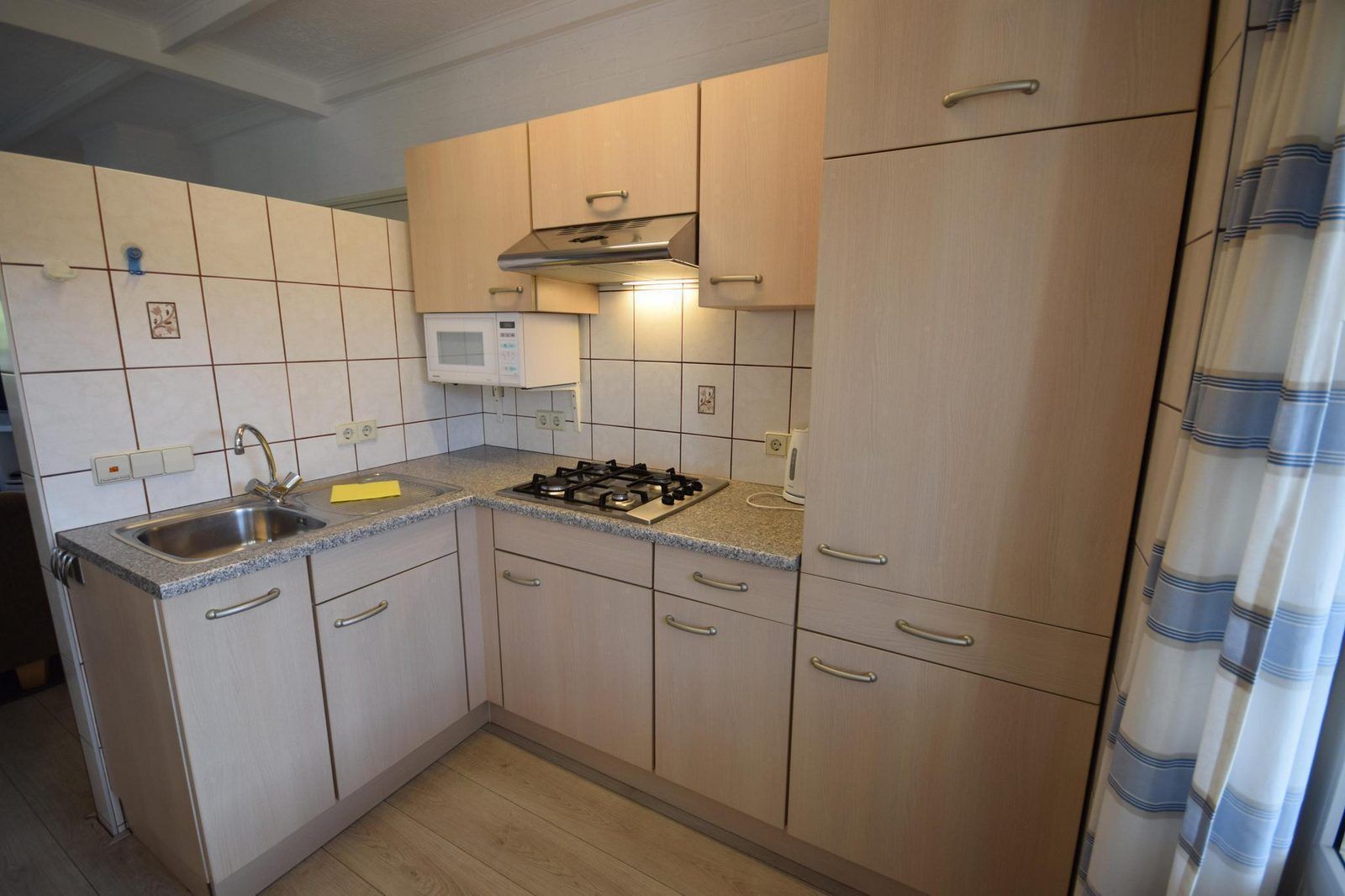 Fully equipped kitchen in VZ1163 Holiday bungalow in Oostkapelle, Walcheren, Zeeland with lots of storage space.