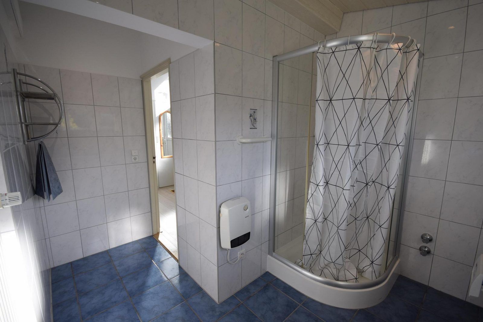 Modern bathroom in VZ1163 Holiday bungalow in Oostkapelle, Walcheren, Zeeland with shower cabin.