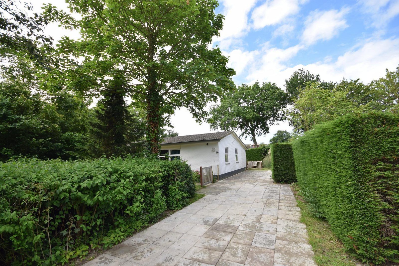 Entrance to VZ1163 Holiday bungalow in Oostkapelle, Walcheren, Zeeland with green fence.