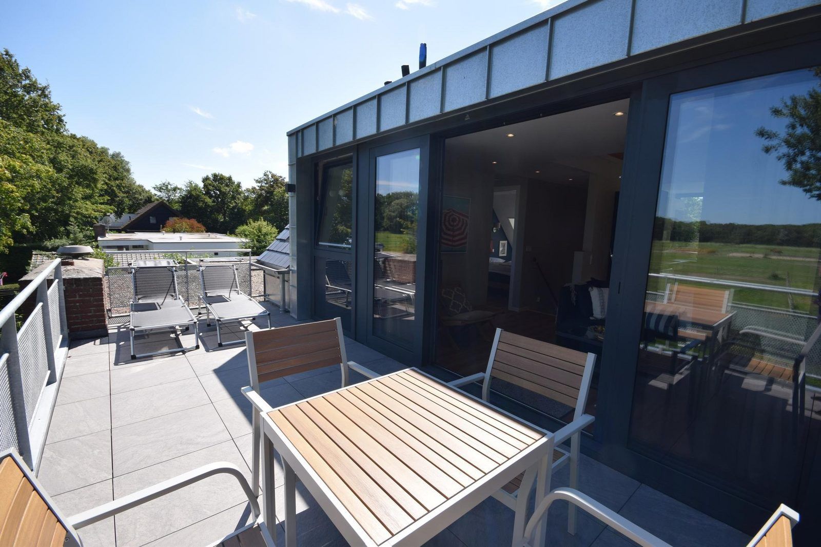 Geniet van het ruime terras bij VZ1092 Appartement in Oostkapelle, Walcheren, Zeeland met uitzicht op de natuur.