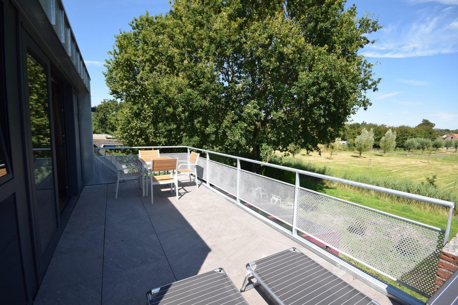 Ontspan op het zonnige balkon van VZ1092 Appartement in Oostkapelle, Walcheren, Zeeland met prachtig uitzicht.