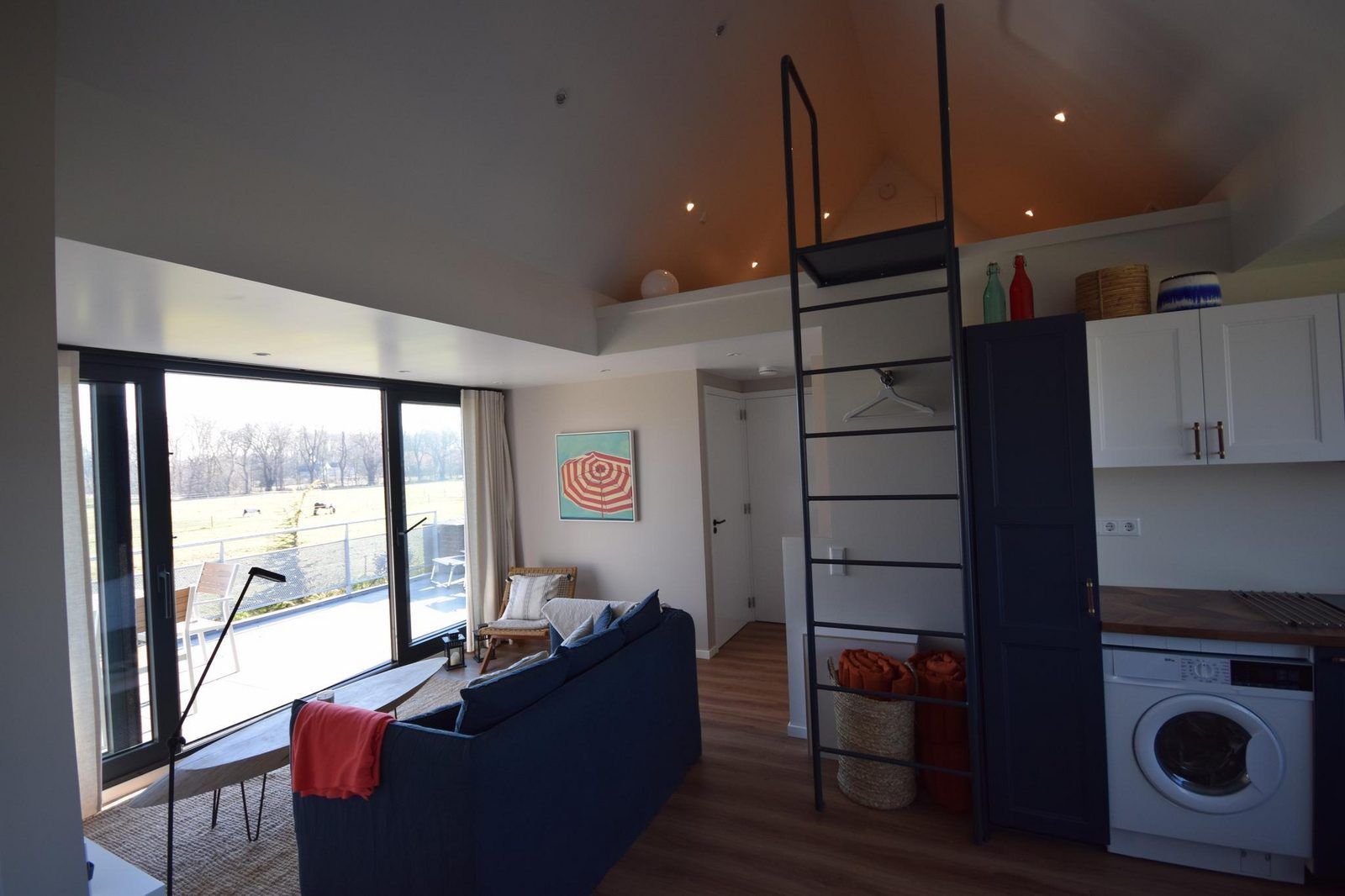 Open leefruimte in VZ1092 Appartement in Oostkapelle, Walcheren, Zeeland met stijlvolle inrichting.