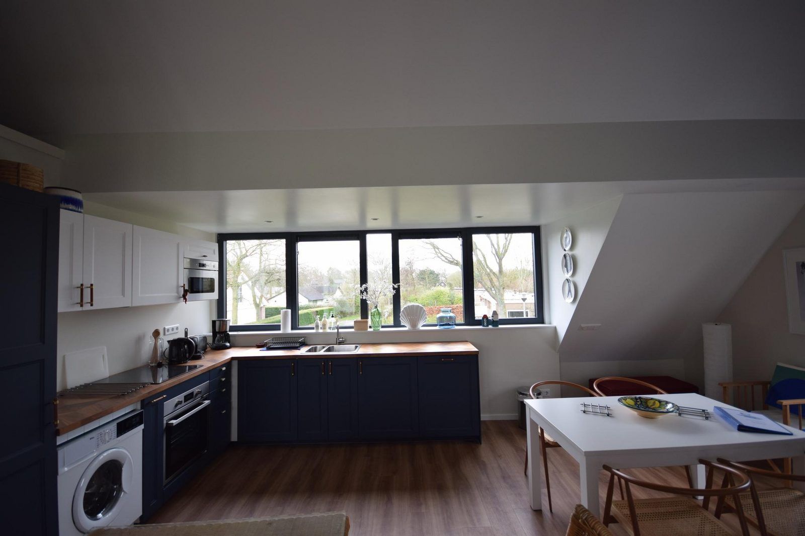 Praktische keuken in VZ1092 Appartement in Oostkapelle, Walcheren, Zeeland met uitzicht op de tuin.