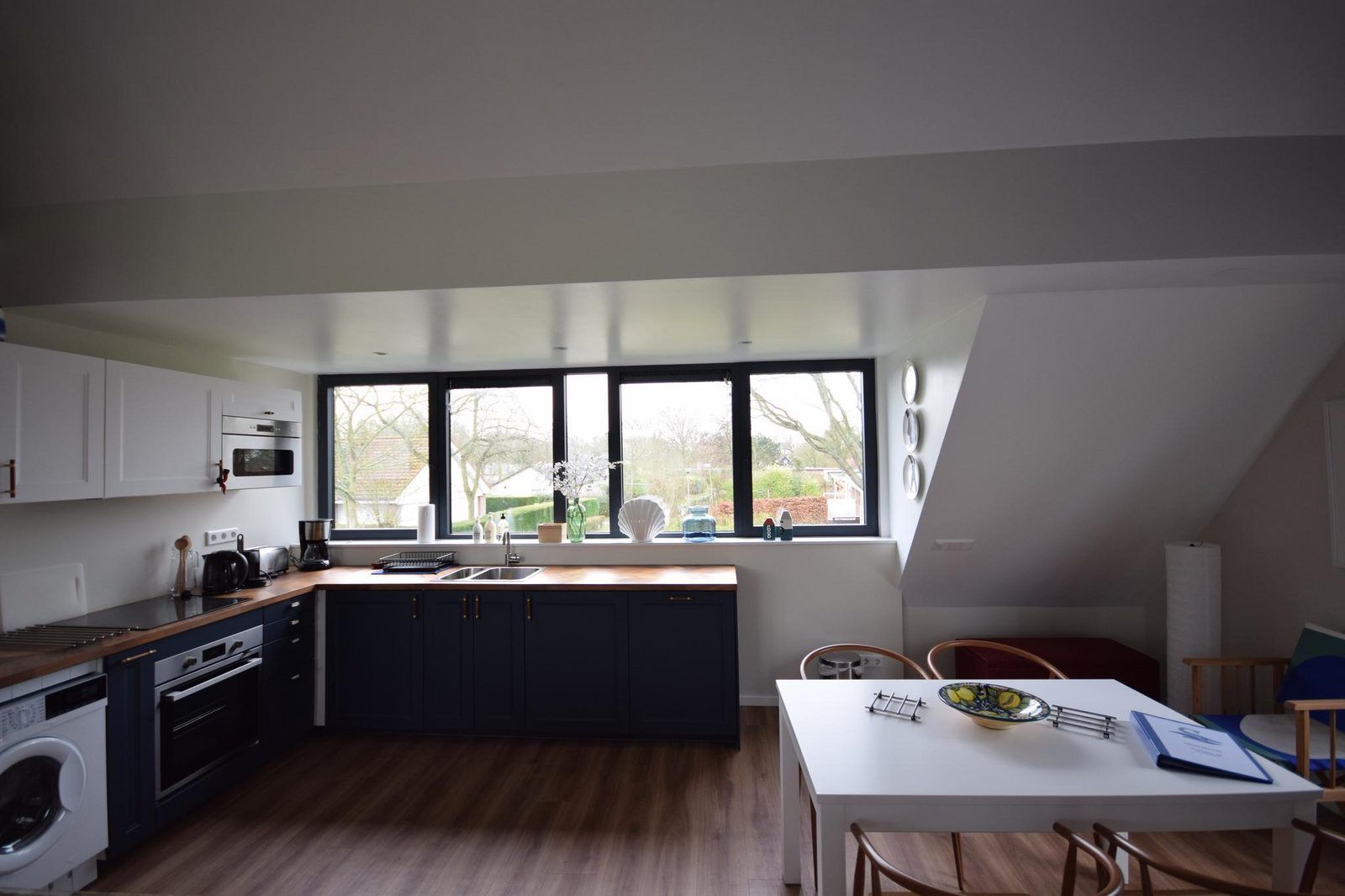 Stijlvolle badkamer in VZ1092 Appartement in Oostkapelle, Walcheren, Zeeland met luxe douche.