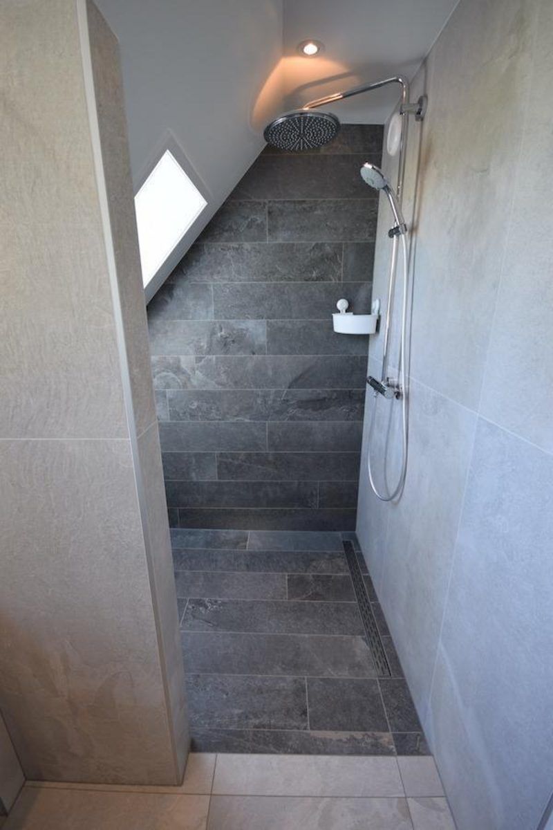 Moderne wastafel in VZ1092 Appartement in Oostkapelle, Walcheren, Zeeland met uitzicht op de natuur.